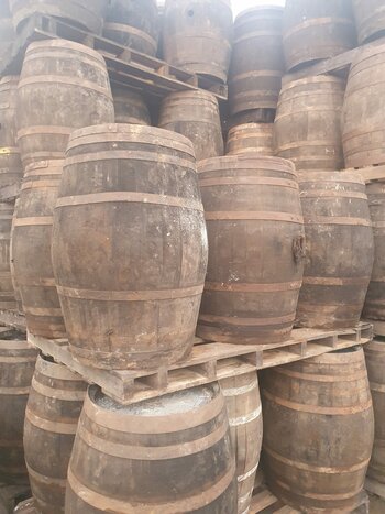 Hoe groot is een Hogshead cask?